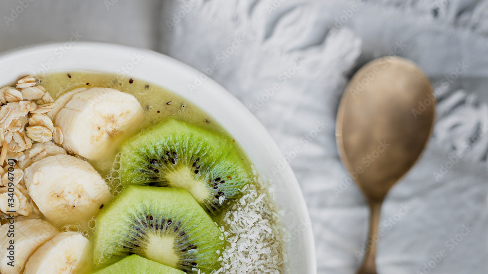 Smoothie bowl with kiwi