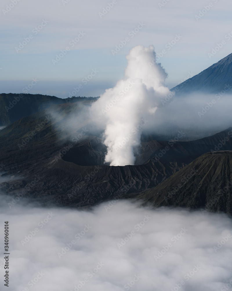 火山喷出的烟雾