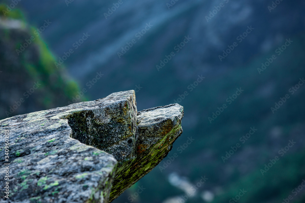 Felsvorsprung im Hochgbirge mit Unscharfem Hintergrund