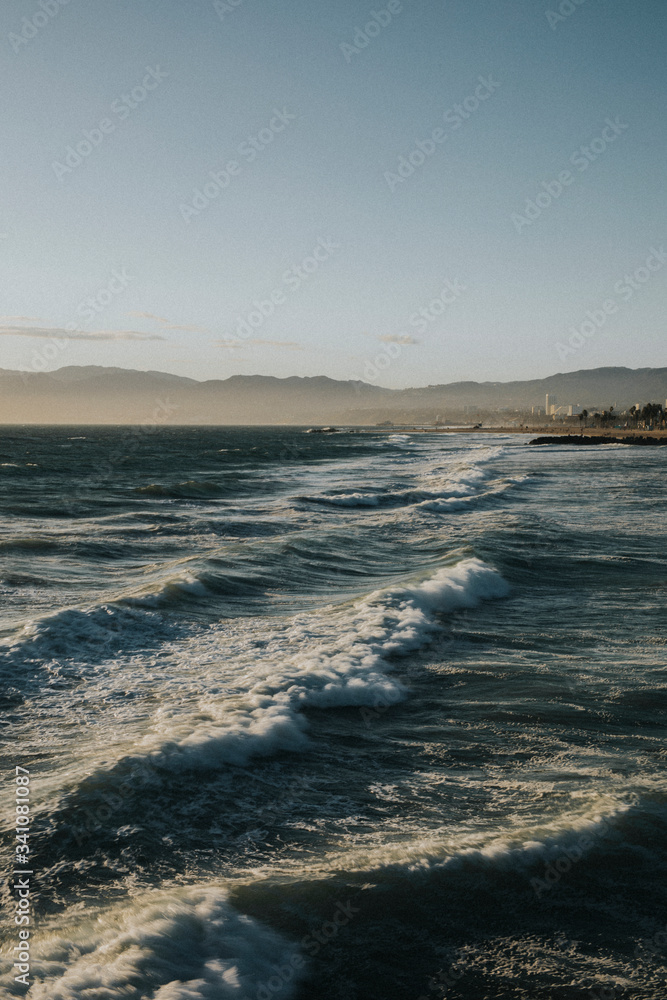 海浪冲上曼哈顿海滩