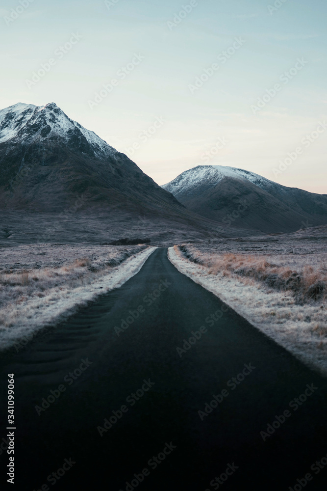 穿越大山的路