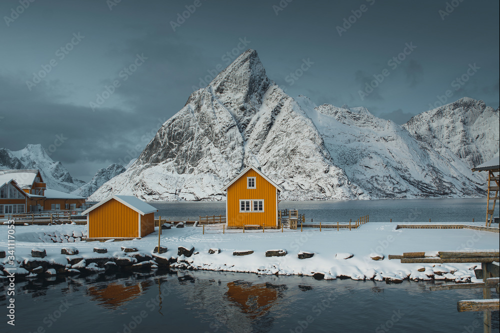 挪威罗弗敦岛雪湖畔的黄色小屋