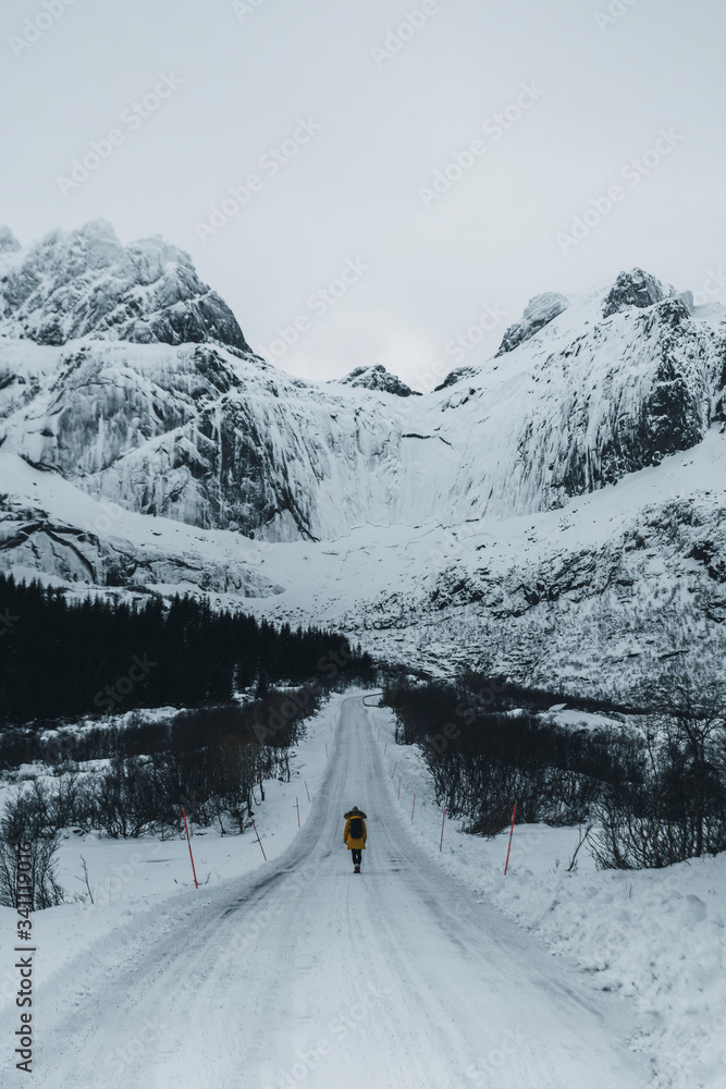 站在雪路中间的人