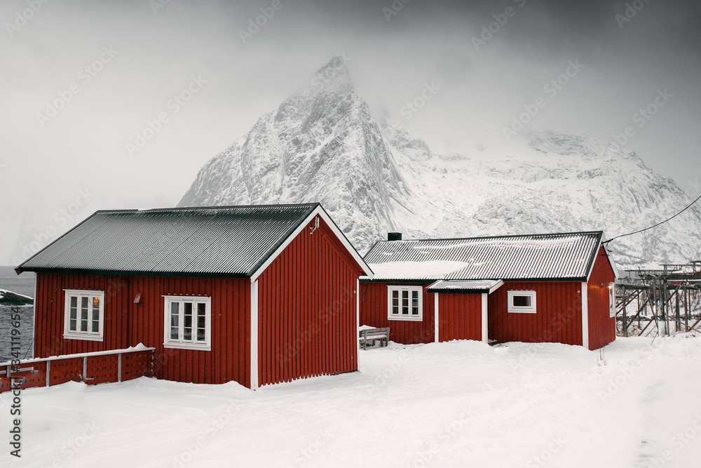 挪威萨克里索伊岛上白雪皑皑的红色小屋