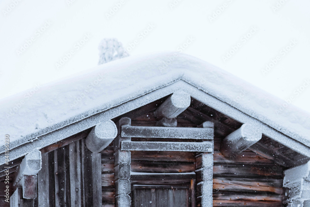 芬兰雪地森林中的木屋