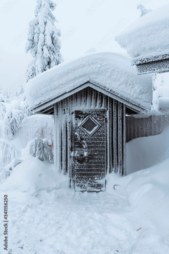 室外厕所被雪覆盖