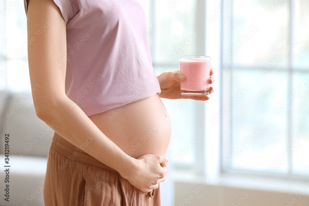 家里有健康酸奶的漂亮孕妇