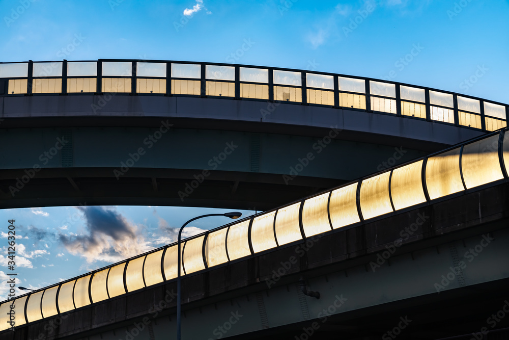 青空と頑丈な高架橋