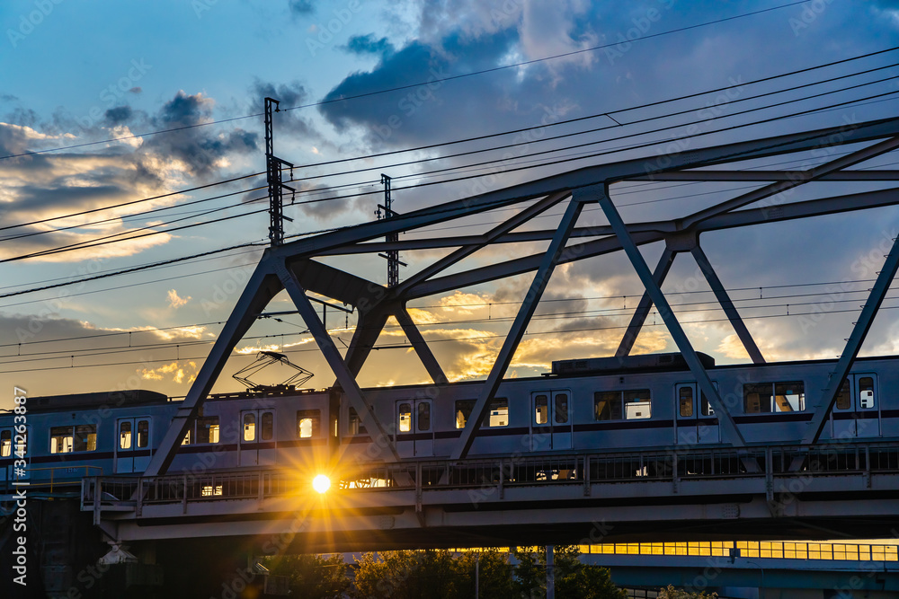 夕焼けの中を走る横浜郊外の鉄道