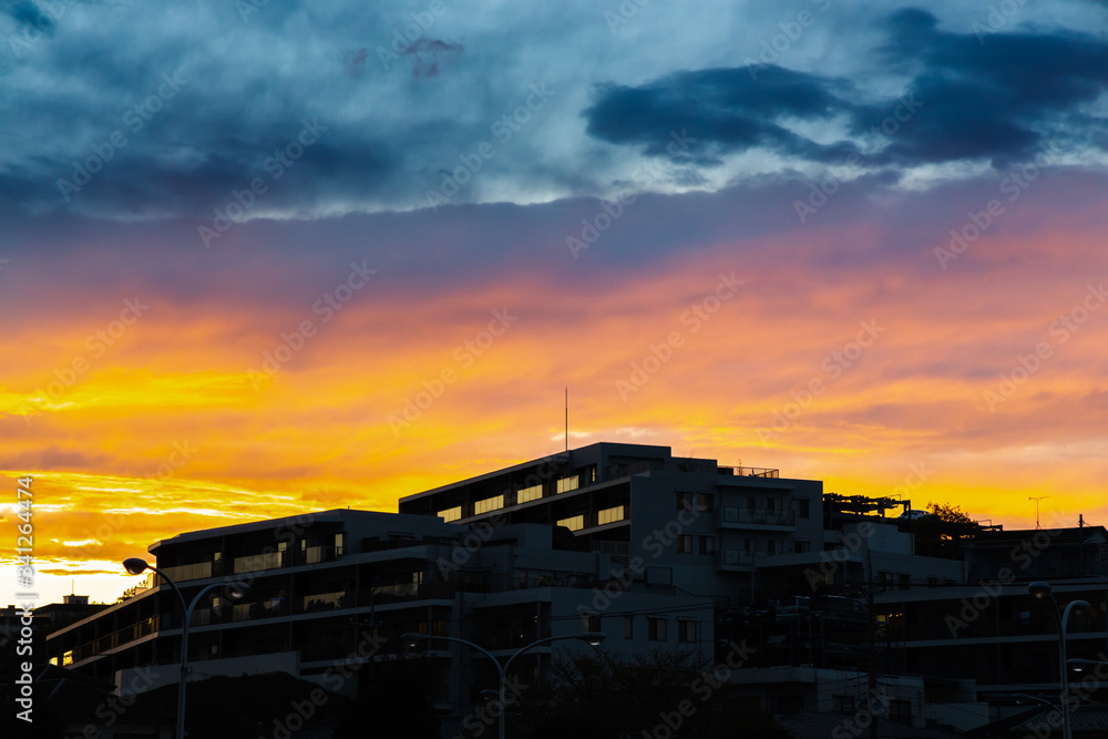 赤く染まった住宅街の夕焼け