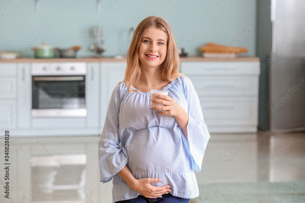 家里有酸奶的漂亮年轻孕妇