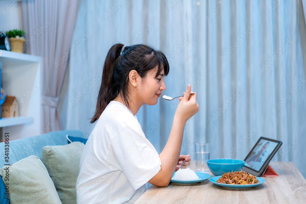 亚洲女性虚拟快乐时光与男友在网上共进晚餐和美食