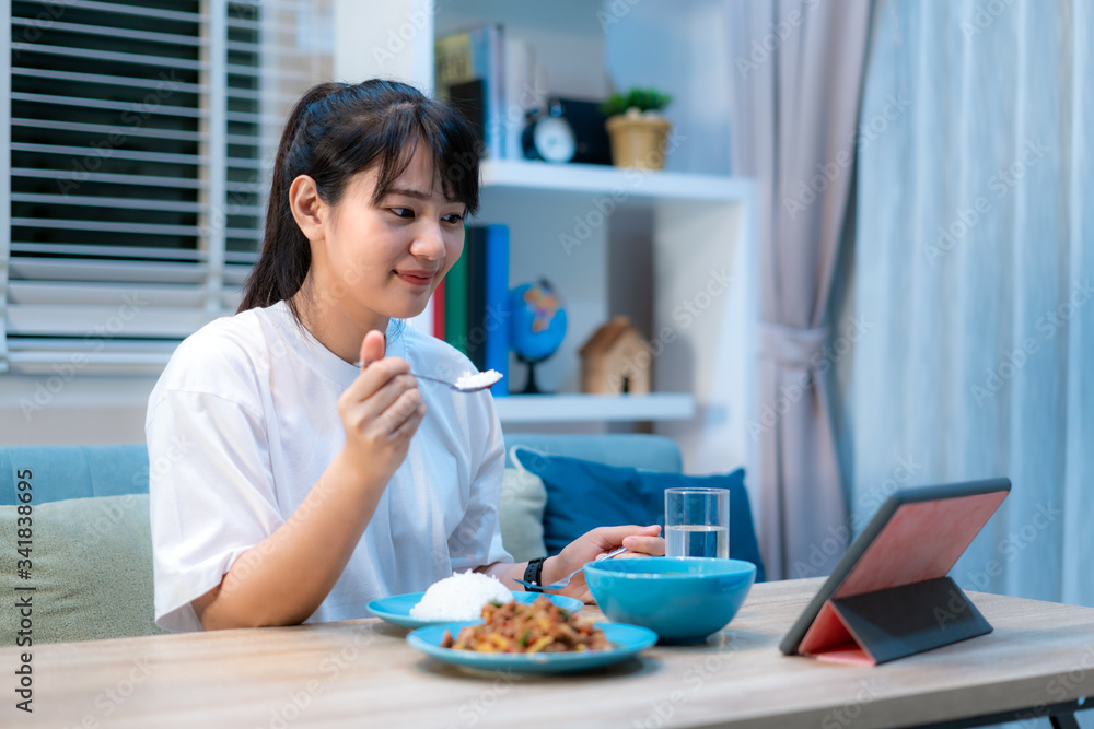 亚洲女性虚拟快乐时光与男友在网上共进晚餐和美食