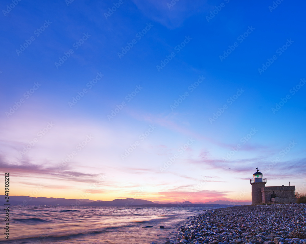 海边灯塔，美丽的日落，蓝天背景，复制空间