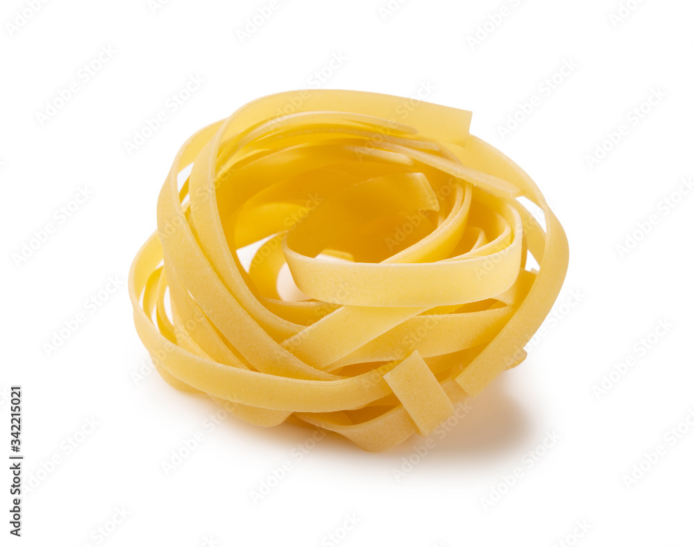 Tagliatelle置于白色背景上