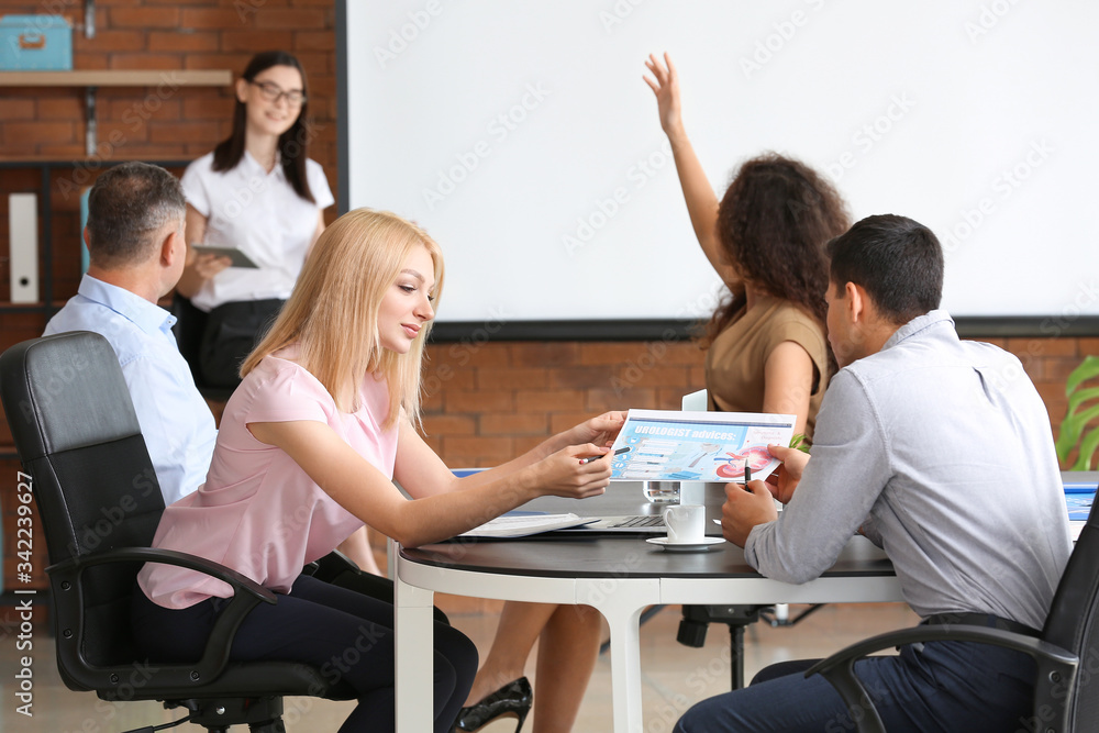 女商人在办公室会议上做演讲