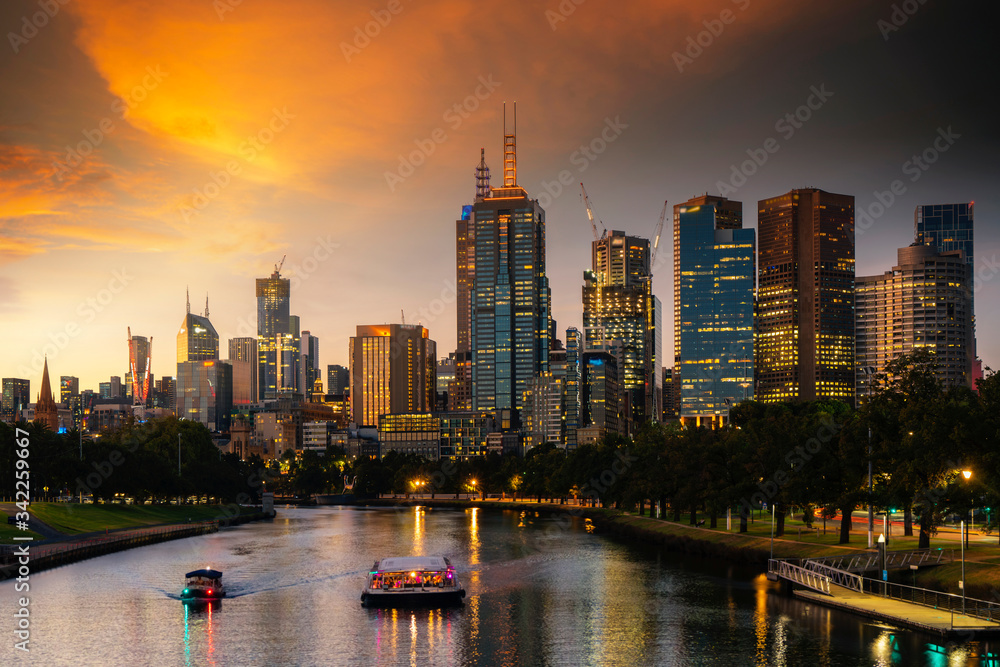 Maribyrnong河上的墨尔本市景观