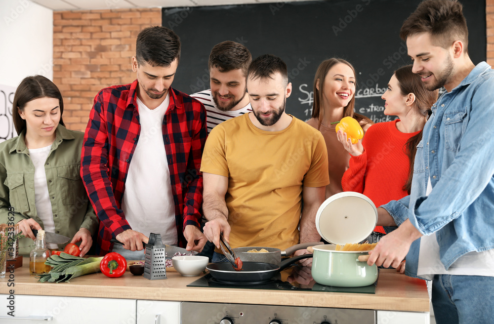 年轻朋友在家一起做饭