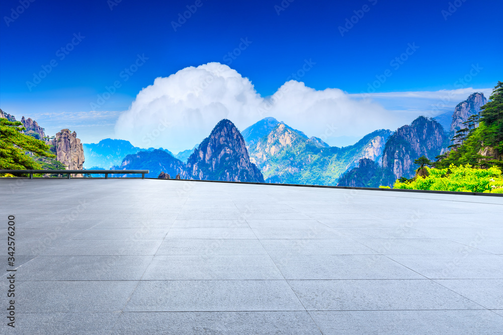 空旷的广场和青山，美丽的云朵自然景观。