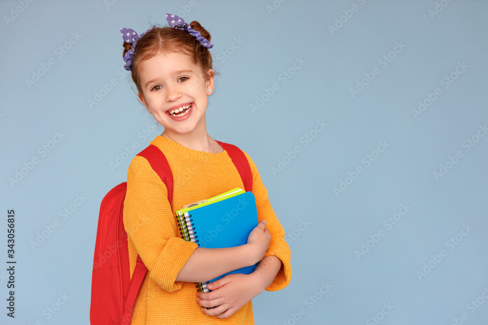 快乐的女学生在学习期间拿着笔记本