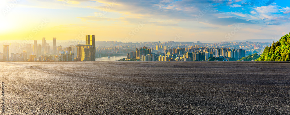 空旷的赛道，日落时的重庆城市天际线和建筑，中国。