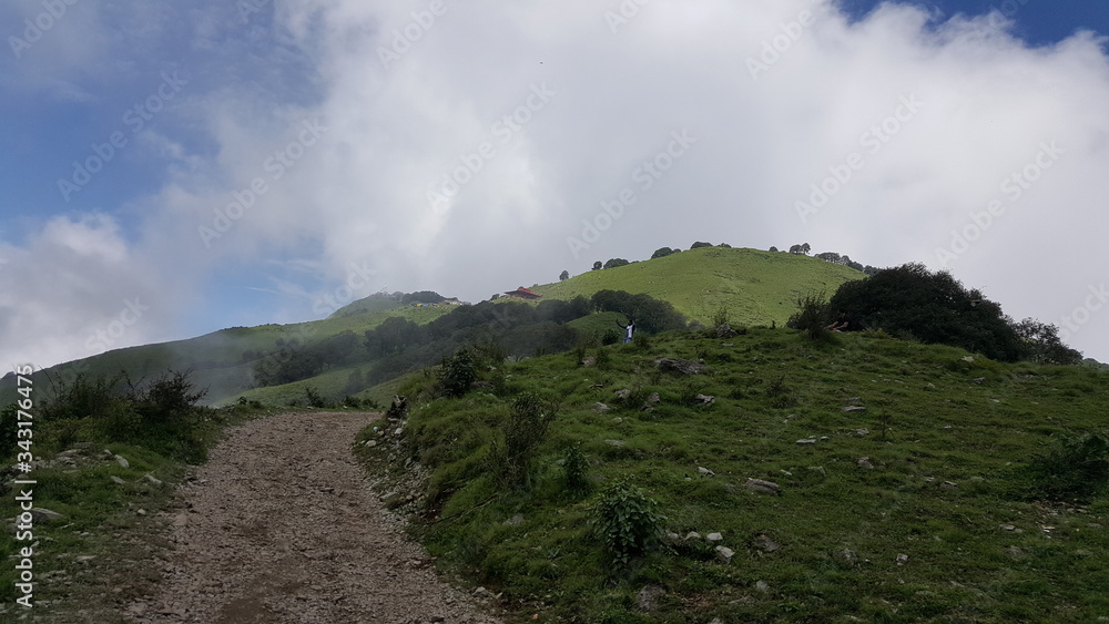 道路与青山和天空交汇的地平线