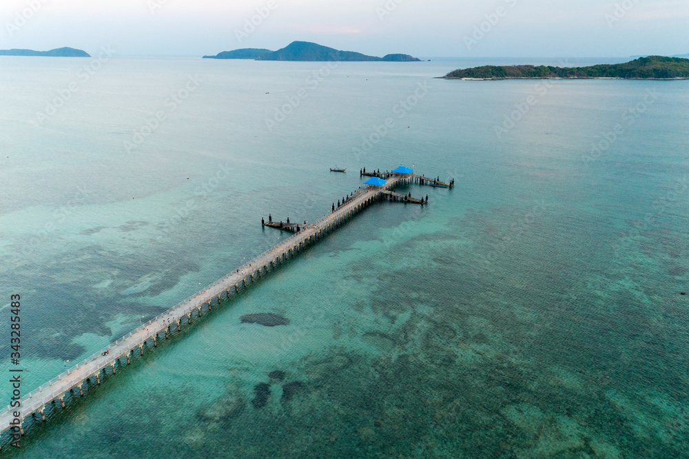 热带海域长桥的高空高角度无人机拍摄。