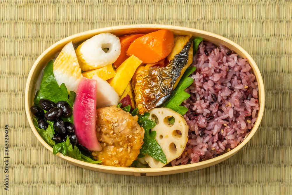 お弁当　Japanese style famous lunch box (bento)