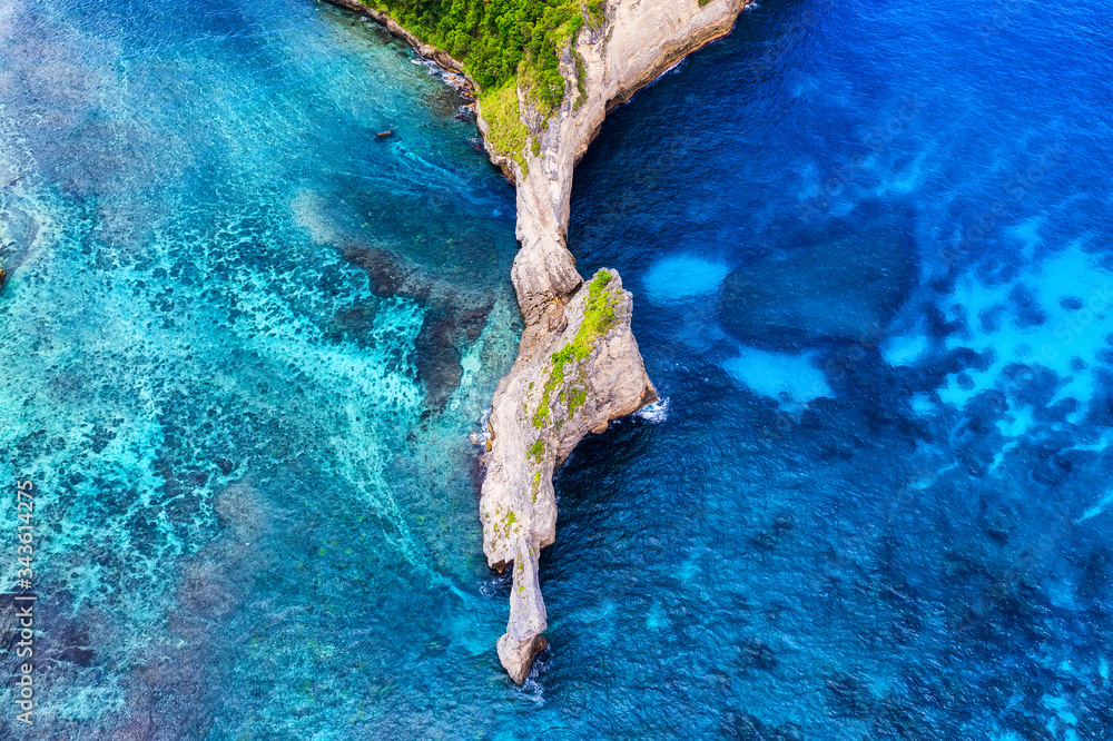 海洋和岩石的鸟瞰图。俯视图中的蓝色背景。空中的夏季海景。Tra