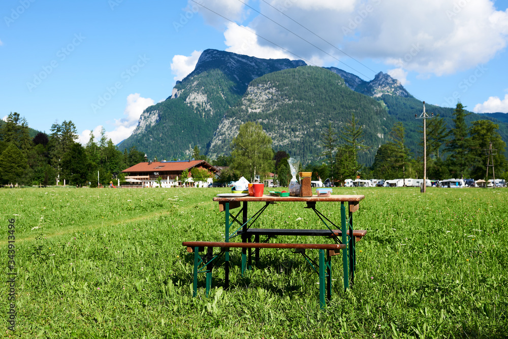 Sommer Camping in Österreich mit dem Wohnmobil Wohnwagen auf einer Blumenwiese in der Natur