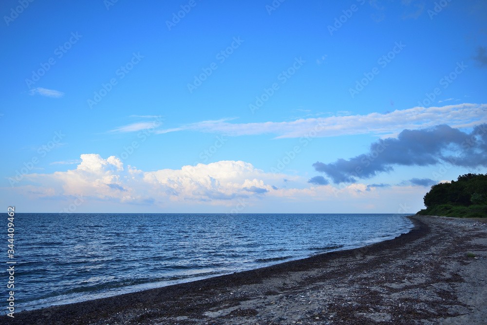 希腊爱琴海萨莫特拉基岛Therma海滩的多云夏日