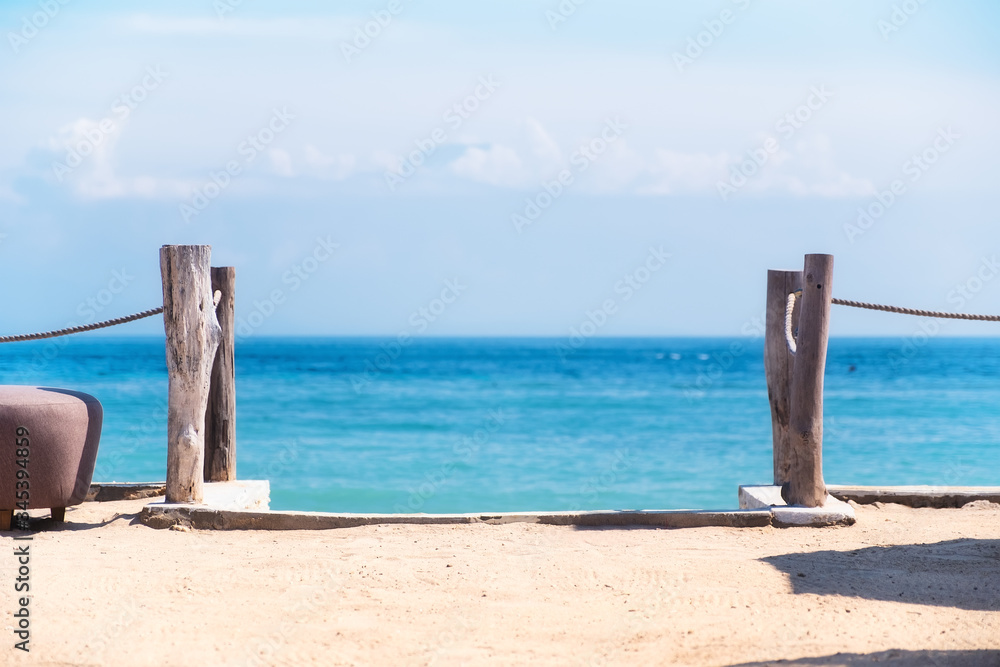 夏天在海边休息。海滩和大海。俯瞰大海的放松之地。旅行和休闲