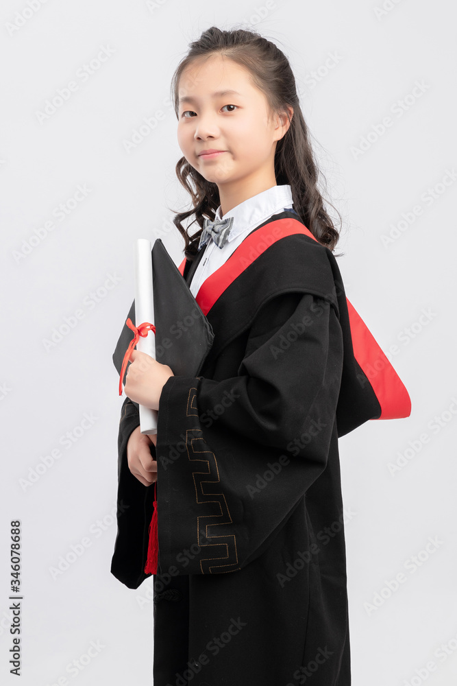 亚洲小学女生穿学士服