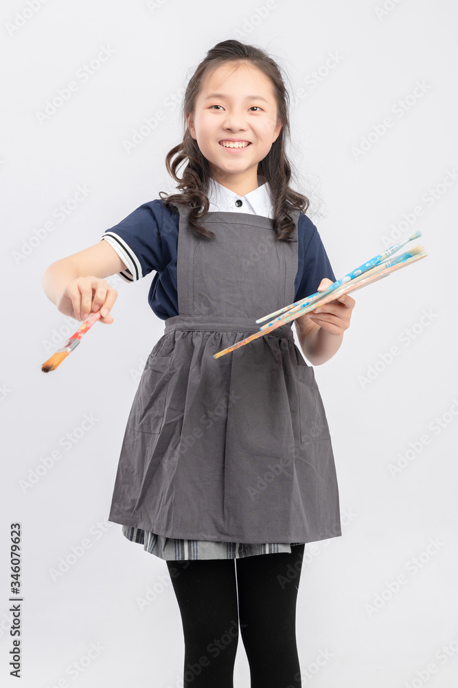 正在画画的亚洲小学女生