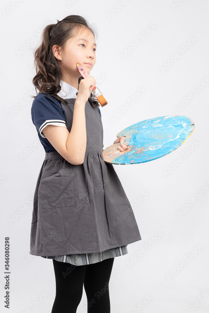 正在画画的亚洲小学女生