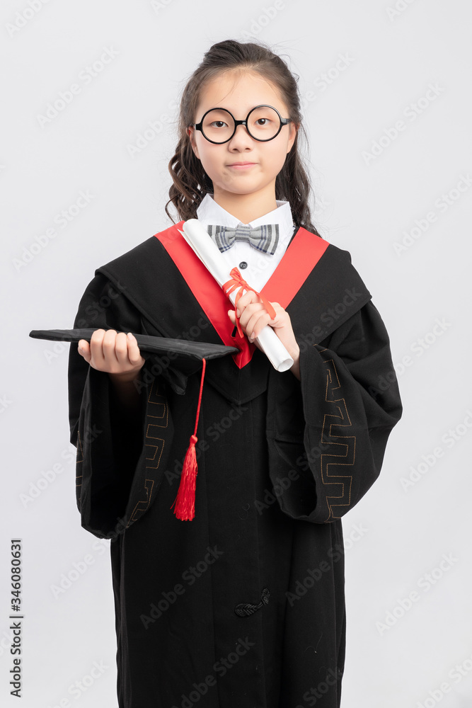 穿着学士服的亚洲小学女生