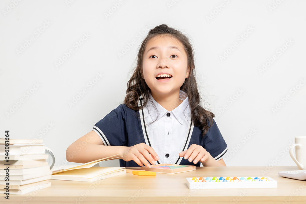 亚洲小学女生上数学课