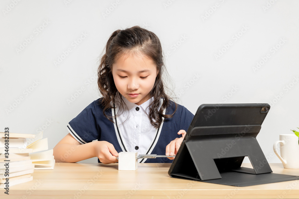 亚洲小学女生做物理实验