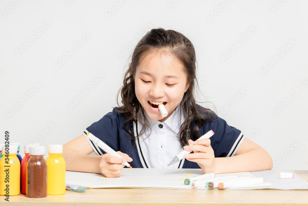 Asian primary school girls are drawing