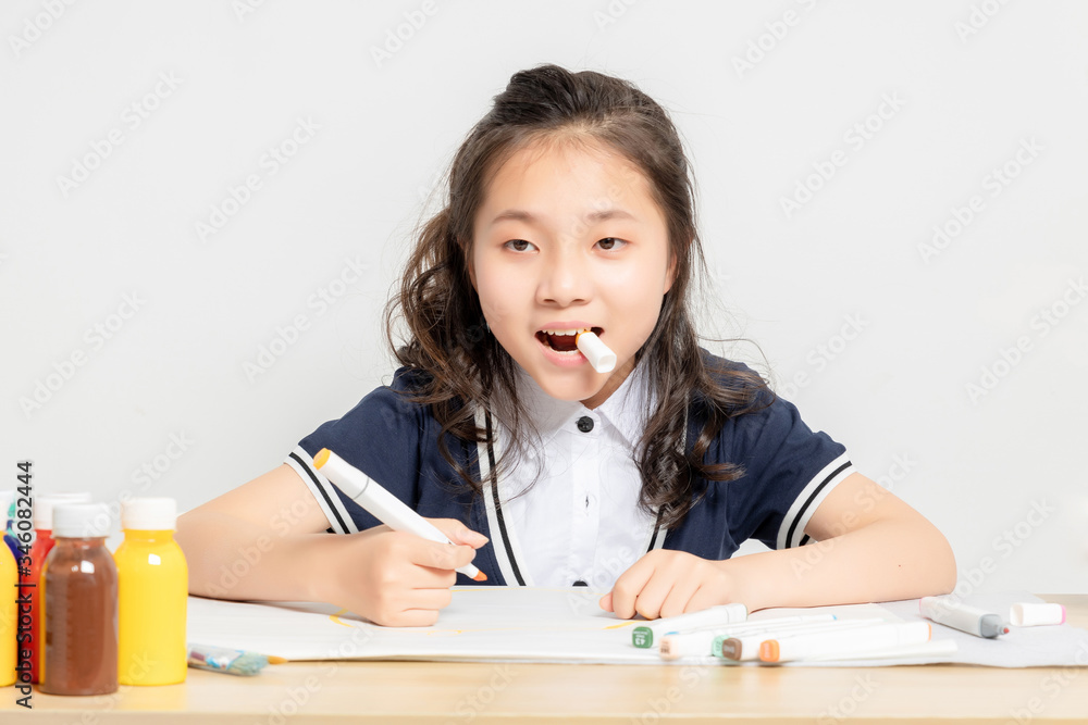 亚洲小学女生正在画画