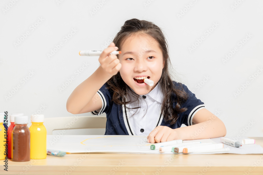 亚洲小学女生正在画画