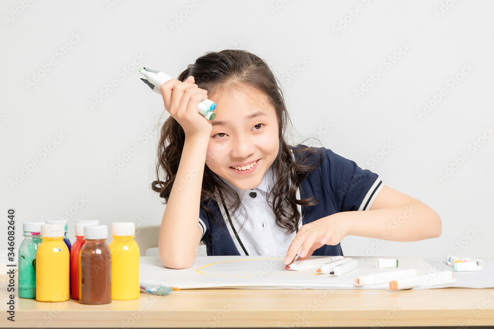 Asian primary school girls are drawing