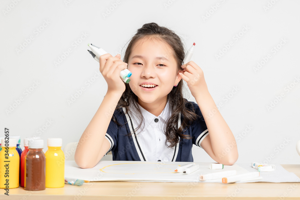 Asian primary school girls are drawing