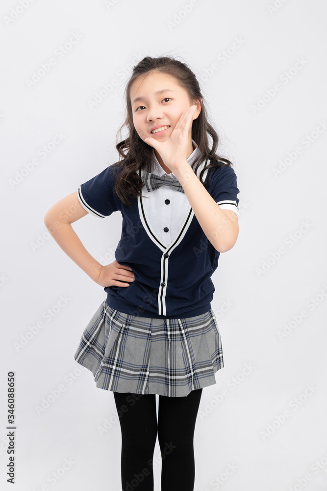 灰色背景下穿着校服的亚洲小学女生