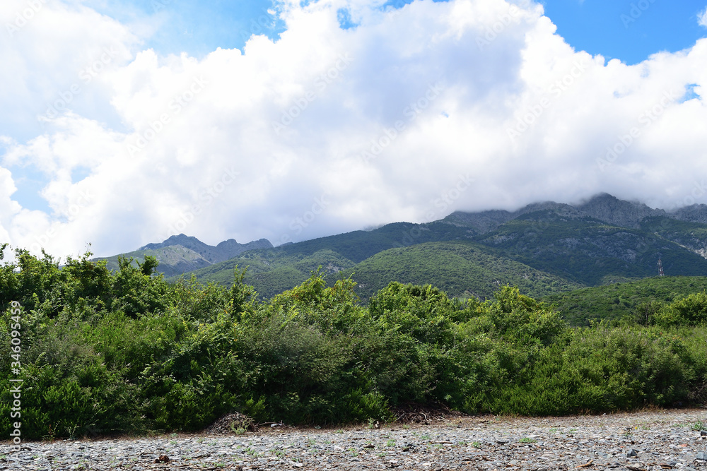 萨奥斯山丰加里（月亮）峰上的云——从希腊萨莫特拉基岛的Therma海滩俯瞰，