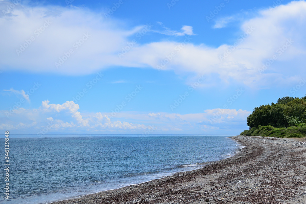 希腊萨莫特拉基Therma海滩的多云夏日