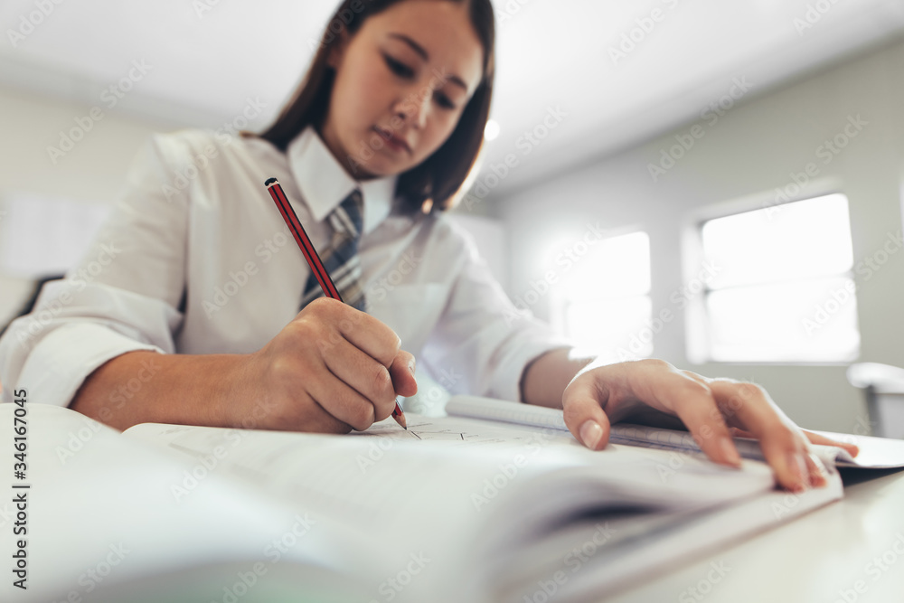 女学生在教室里学习