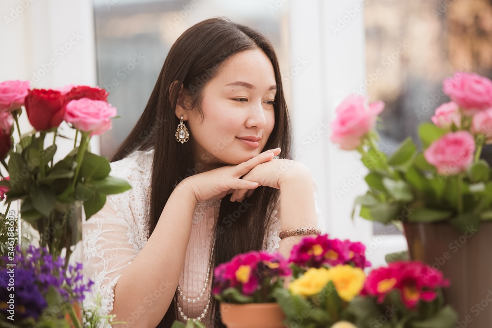 准备在家里修剪红色和粉色玫瑰以及美丽的插花的女人，花arr