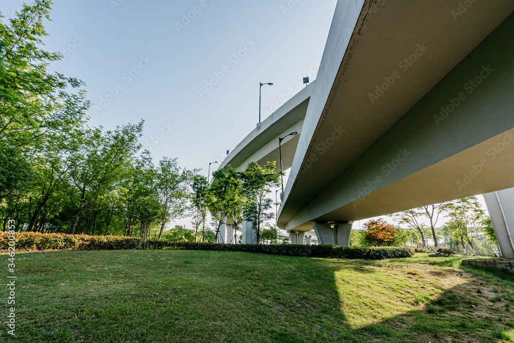 城市中有公路的立交桥