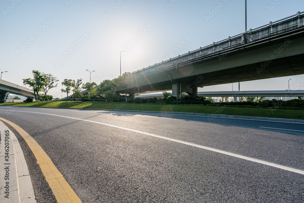 城市中有公路的立交桥